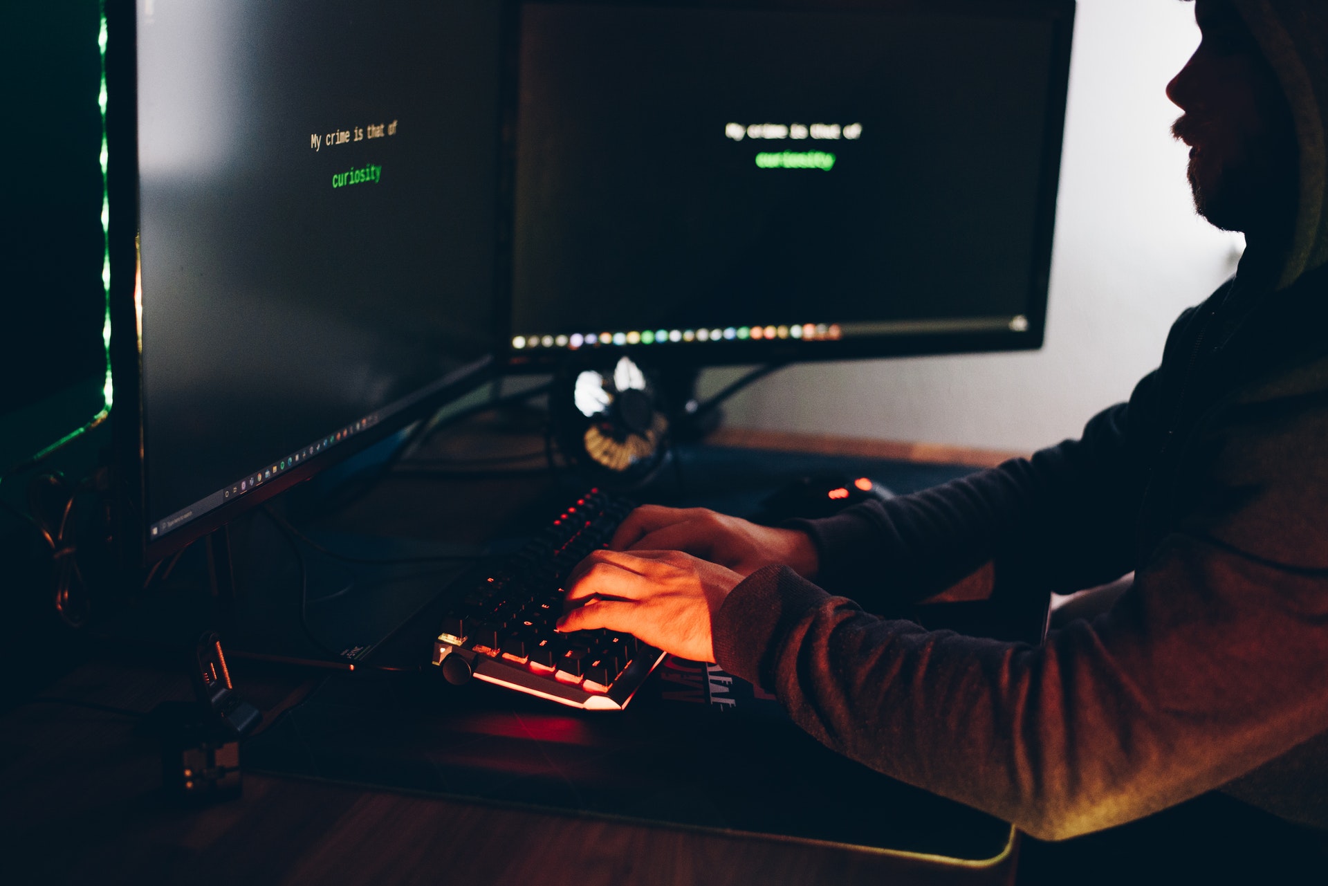 Hacker frente a un ordenador cometiendo un delito telemático